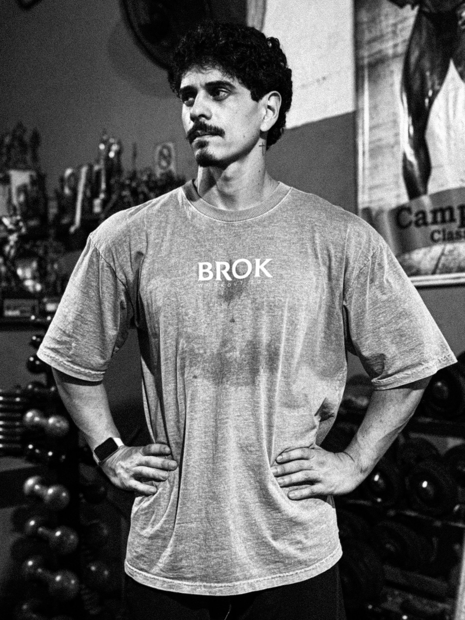 Atleta Brok usando camiseta oversized Brok