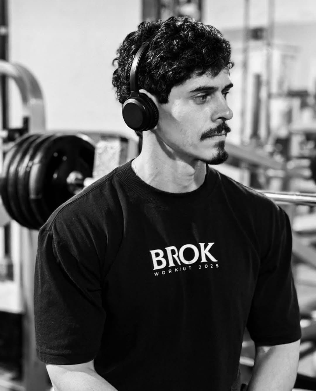 Atleta Brok em treino de força