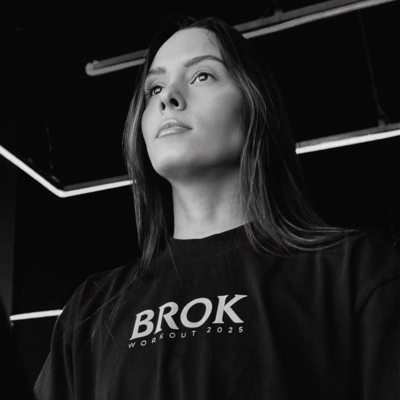 Atleta Brok usando camiseta Brok
