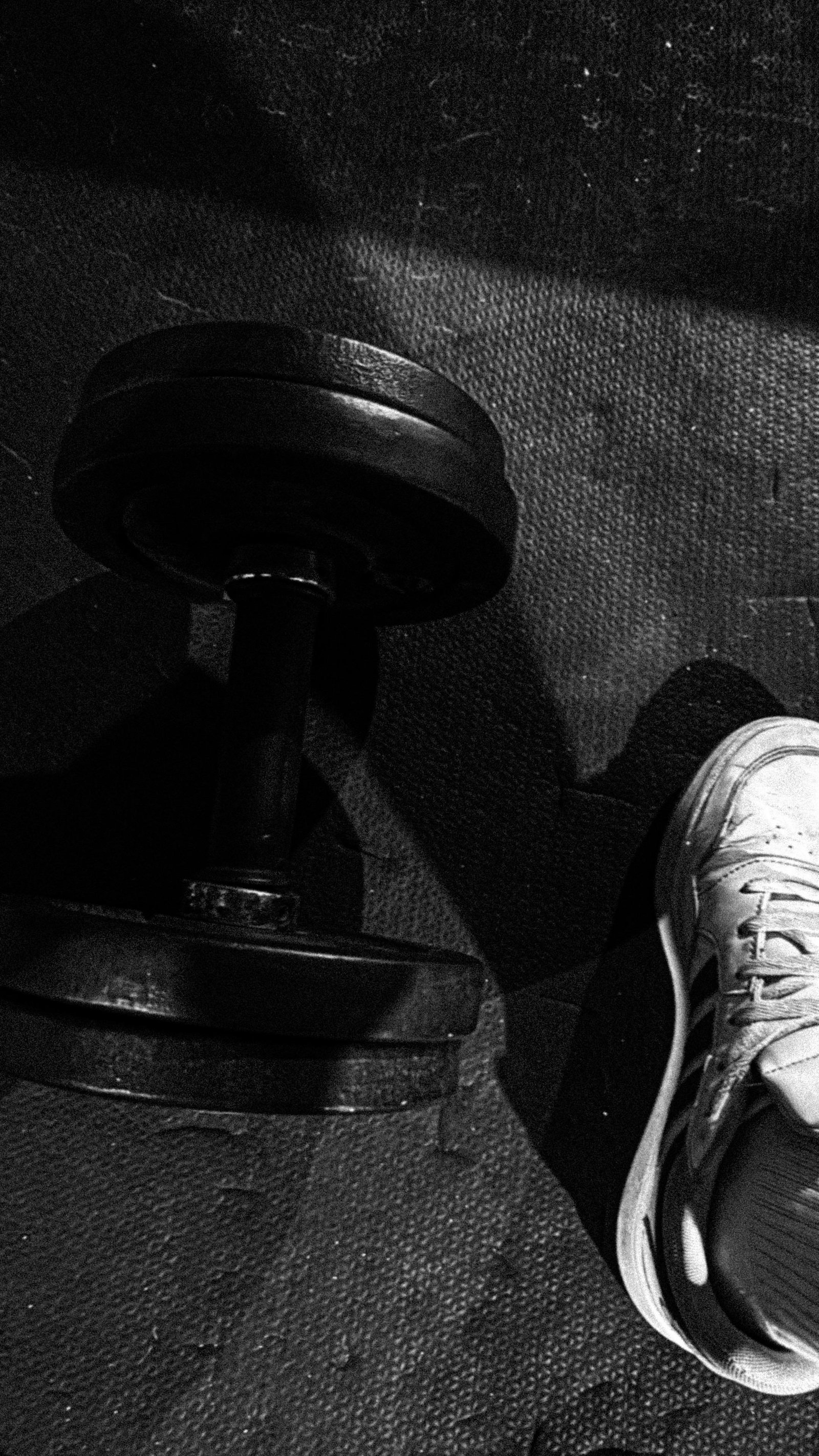 Atleta Brok puxando peso na academia