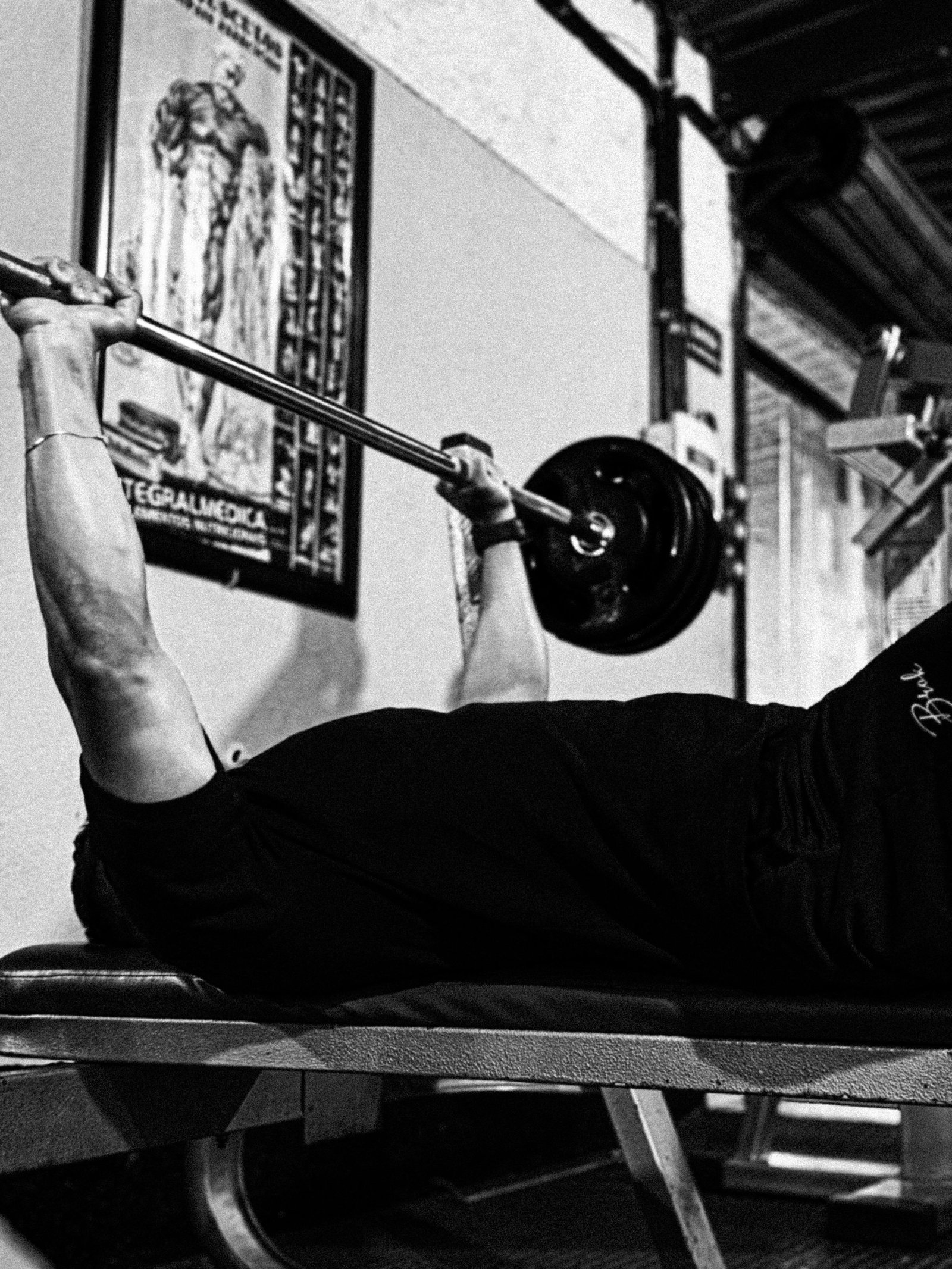 Atleta Brok treinando com camiseta Brok