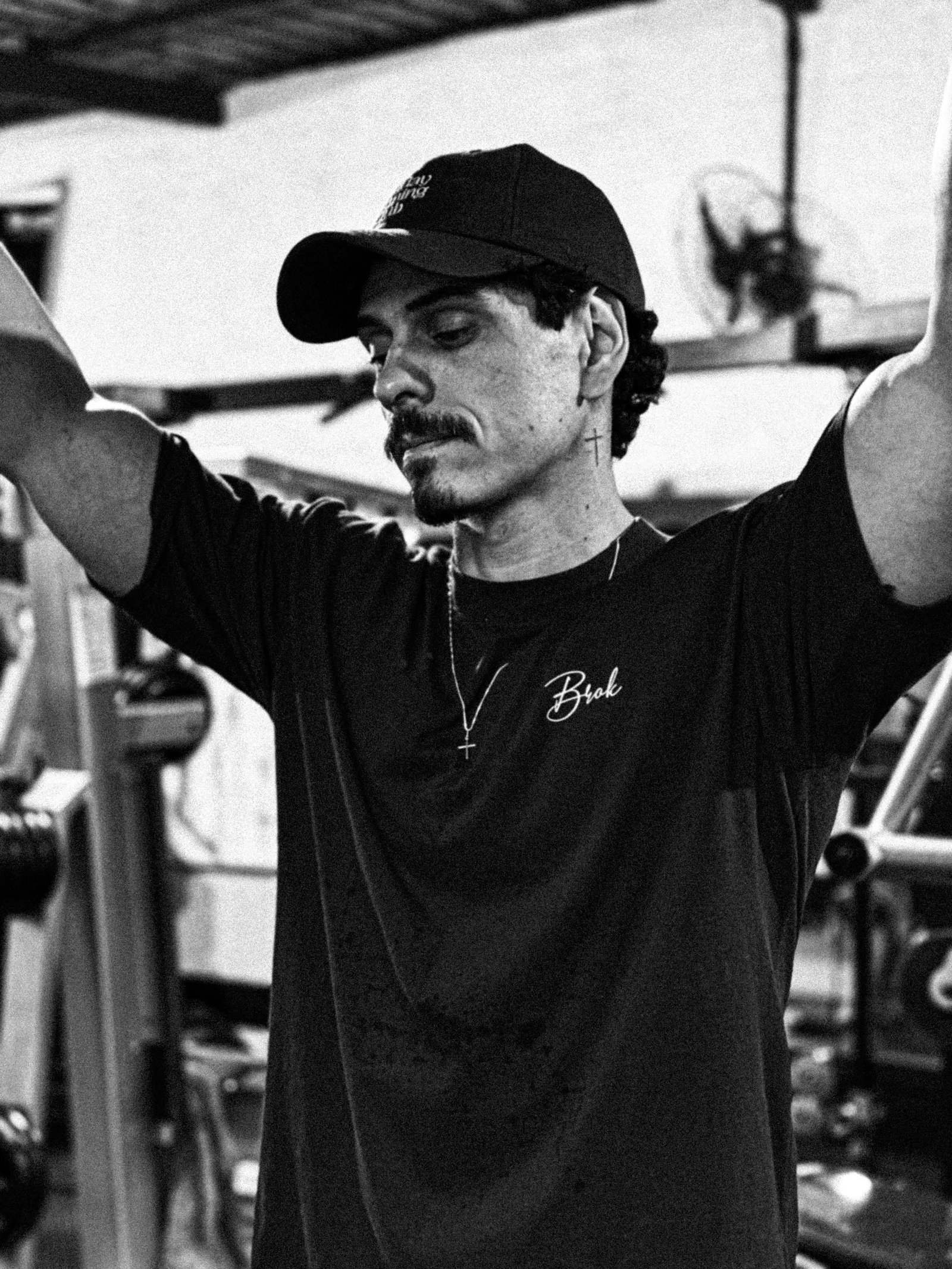 Atleta Brok com camiseta oversized Brok na academia