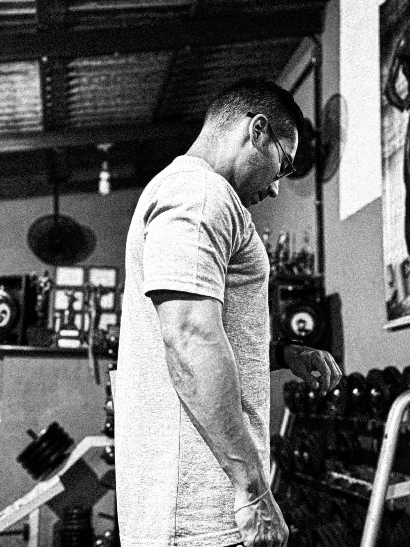 Atleta Brok usando camiseta oversized Brok cinza